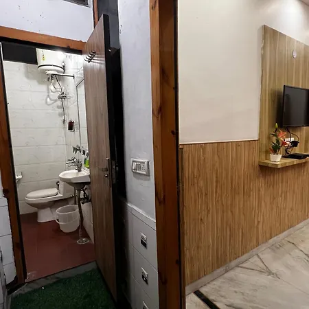 Divine Inn Hotel Rajouri Garden New Delhi Exterior photo