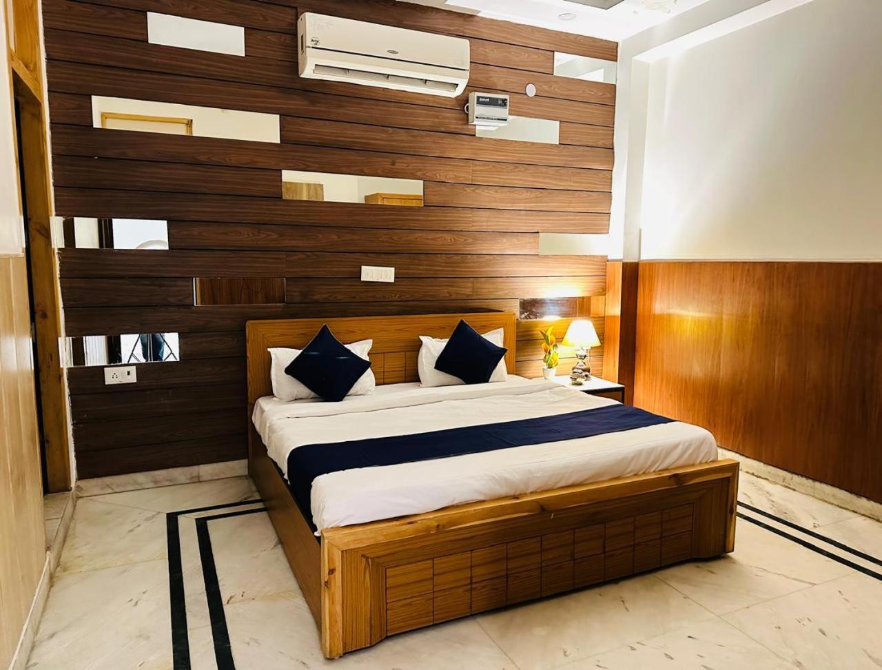 Hotel Divine Rajouri Garden New Delhi