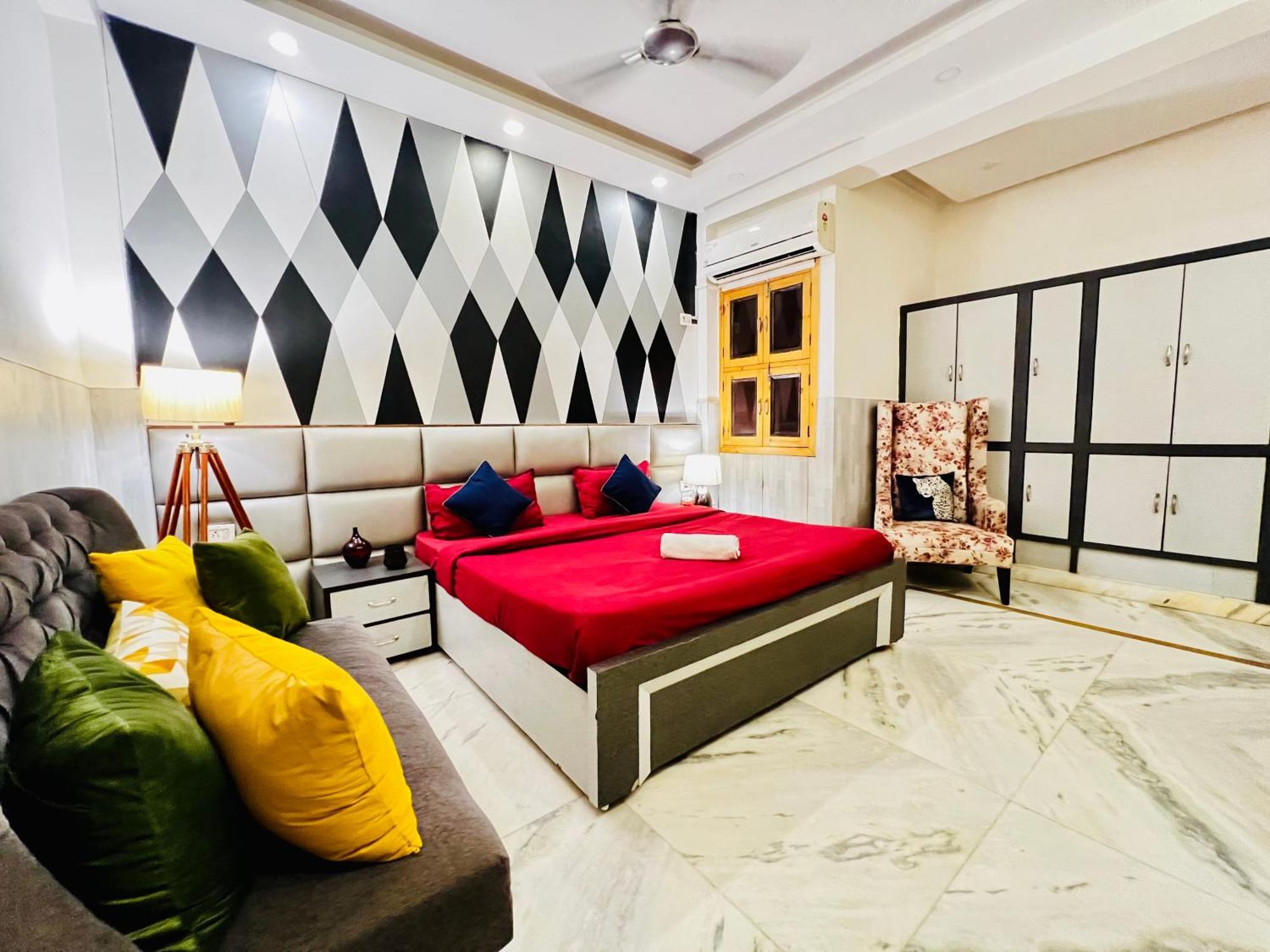 Divine Rajouri Garden 3*